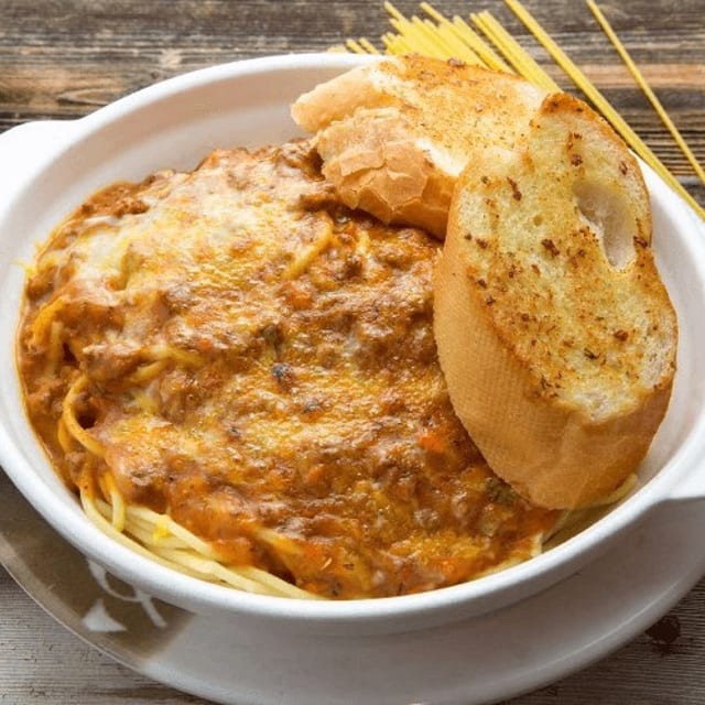 Baked Bolognese with Garlic Bread in Tomato Sauce 焗肉醬配蒜蓉包.