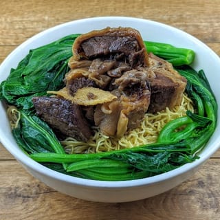 N39 Beef Stew in Brown Sauce Lo Mein 柱侯牛腩撈麵