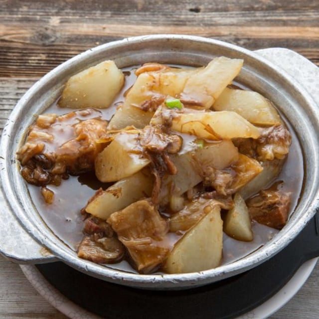 H10 Beef Stew & Daikon Hot Pot 柱候蘿蔔牛腩煲.