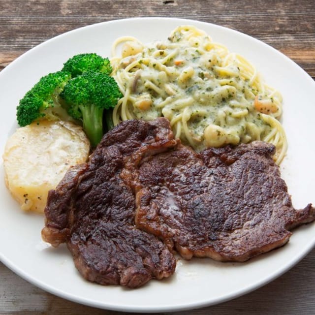 G01 安格斯肉眼扒配 Grilled Angus Rib-Eye Steak with Seafood in Basil Cream Sauce Pasta.