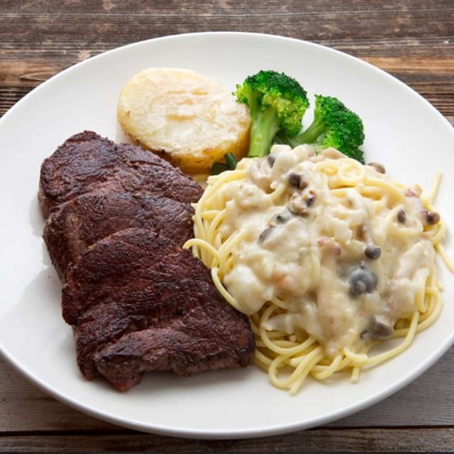 G02 Grilled Filet Mignon with Seafood Mushroom Sauce Pasta 香煎牛柳配.