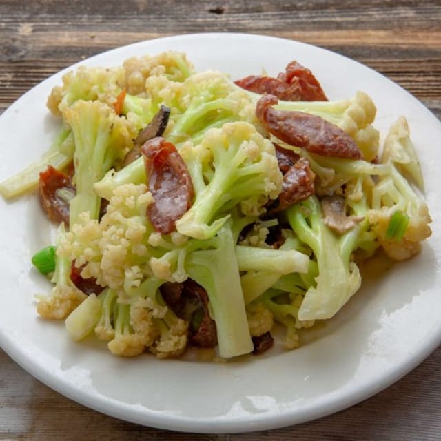 V04 Sautéed Taishan Cauliflower with Preserved Meat 臘味炒台山椰菜花.