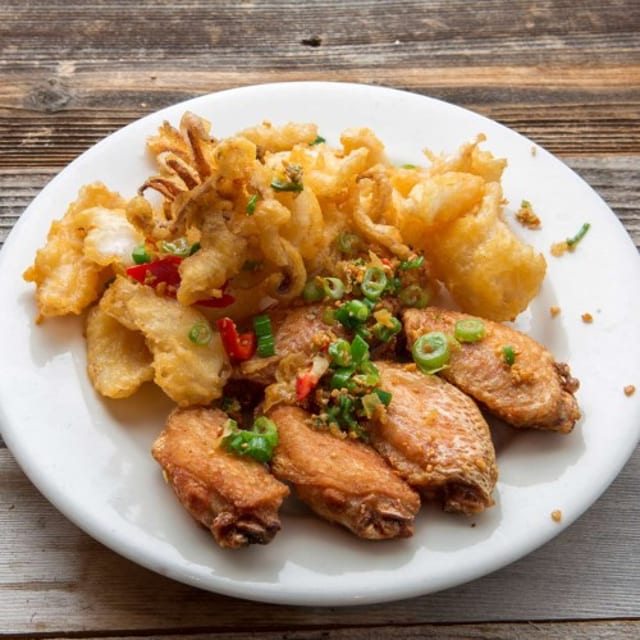 A16 Fried Chicken Wings & Squid with Spicy Salt 椒鹽雙拼（鷄翼/鮮魷).