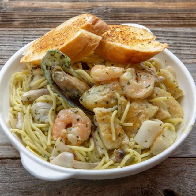 B07 Seafood Spaghetti in Basil Cream Sauce with Garlic Bread 法式青醬海鮮燴.