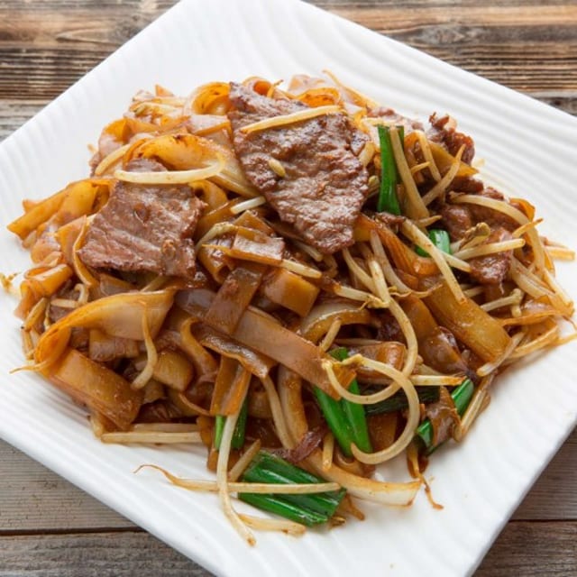 N02 Beef/Chicken Chow Fun w/Dark Soy Sauce 乾炒牛河/雞河.