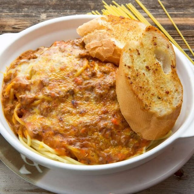 B05 Baked Bolognese in Tomato Sauce with Garlic Bread 焗肉醬配蒜蓉包.