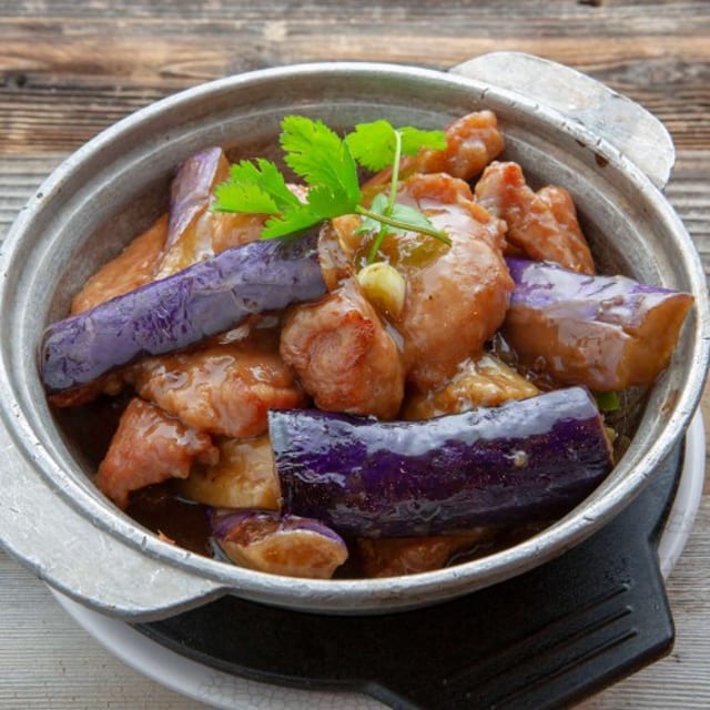 H04 Pork Chop and Eggplant Hot Pot 豬扒茄子煲.