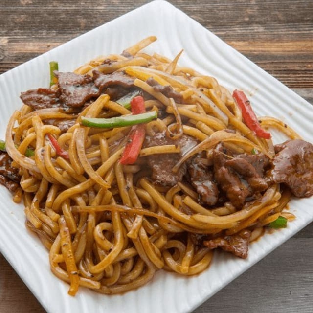Sizzling Beef Udon with Black Pepper 黑椒牛肉炒烏冬.