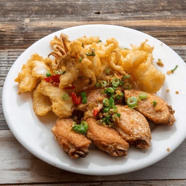 Fried Chicken Wings & Squid with Spicy Salt 椒鹽雙拼（雞翅/鮮魷.