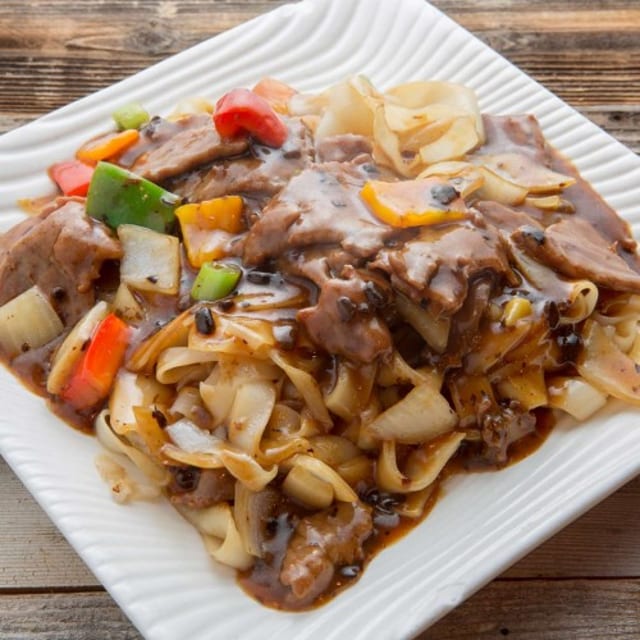 N03 Beef/Chicken Chow Fun with Black Bean Sauce 豉椒牛河/雞河.