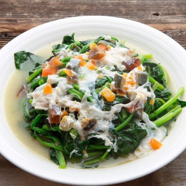 V01 Spinach with Preserved Egg and Salted Egg in Broth 金銀蛋浸菠菜.