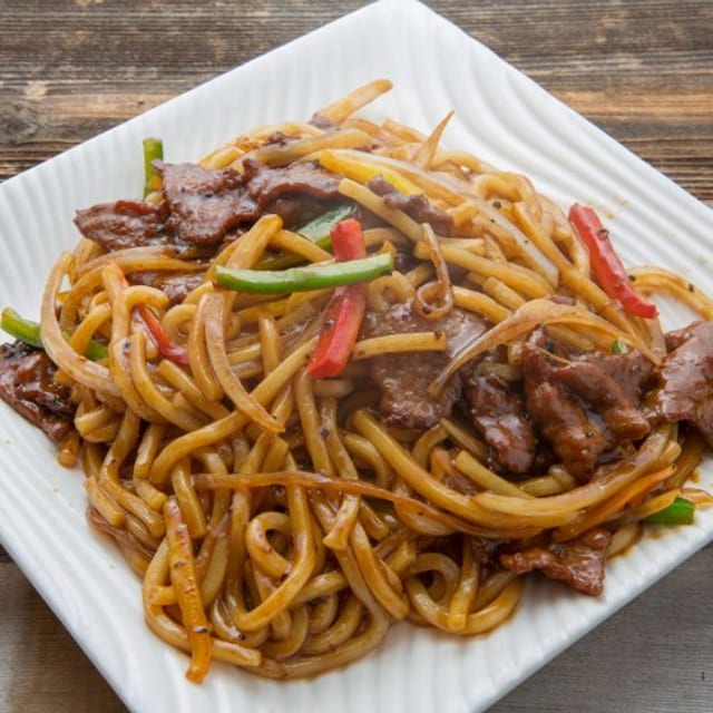N17 Sizzling Beef Udon with Black Pepper 黑椒牛肉炒烏冬.